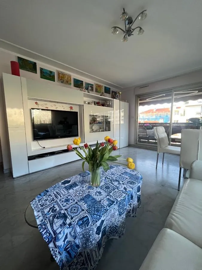 ホームステイ Chambre Privee Avec Terrasse Au Port De ニース